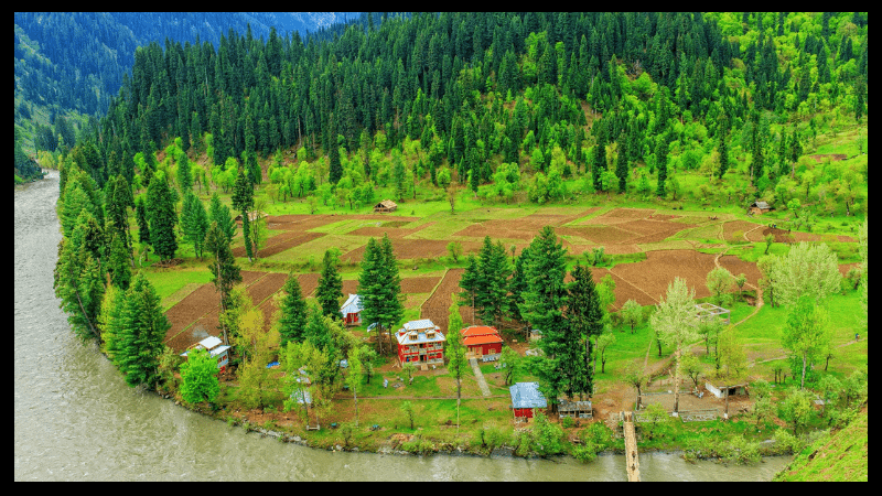 Neelam Valley is located in the region of Kashmir and is famous for its beauty. The color of the water of the Neelam river and the beautiful view of the green mountains here is heart-warming.